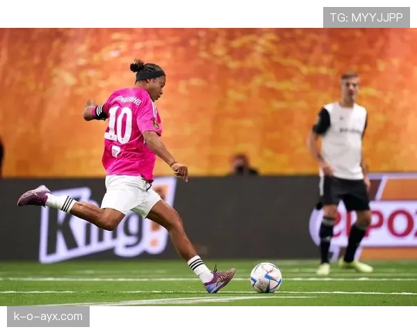 西甲巨星空降中超，球迷热盼其巅峰表现再现绿茵场