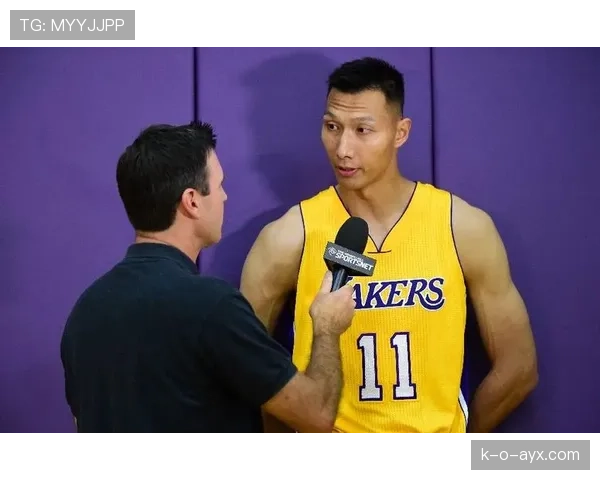 易建联在豪宅厨房偷偷刷剧，连保镖都惊呆了！